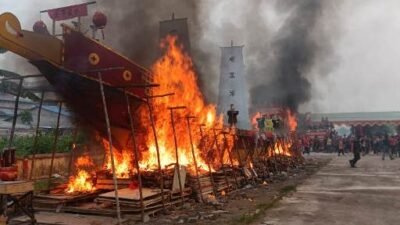 Pembakaran Replika Kapal Wangkang Akhiri Cheng Beng