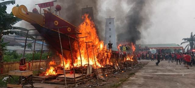Pembakaran Replika Kapal Wangkang Akhiri Cheng Beng