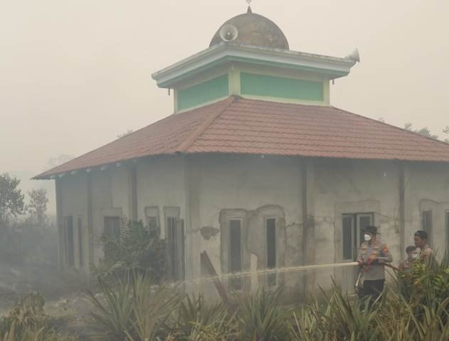 Api Karhutla Nyaris Hanguskan Masjid Baiturrahman