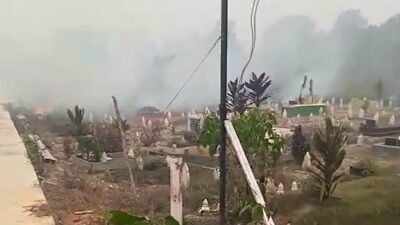 Api Karhutla Merembet ke Tanah Kuburan