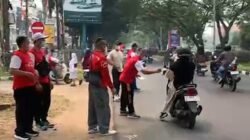 Kawanua Kubu Raya Bagikan Masker Akibat Kabut Asap Karhutla