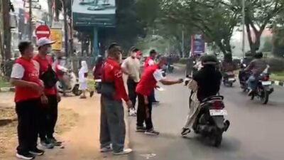 Kawanua Kubu Raya Bagikan Masker Akibat Kabut Asap Karhutla