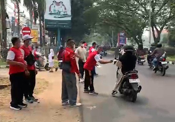 Kawanua Kubu Raya Bagikan Masker Akibat Kabut Asap Karhutla