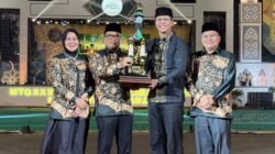 Bupati Kubu Raya Sujiwo bersama istri yang juga didampingi Sekda Pemkab Kubu Raya Yusran Anizam menerima piala bergilir yang diserahkan oleh Staf Ahli Gubernur Kalimantan Barat Bidang Sosial dan Sumber Daya Manusia (SDM) saat malam penutupan, Sabtu (8/8/2026). Foto: ist/berkatnewstv