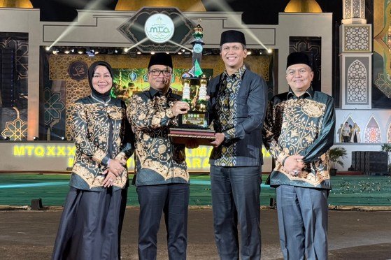Bupati Kubu Raya Sujiwo bersama istri yang juga didampingi Sekda Pemkab Kubu Raya Yusran Anizam menerima piala bergilir yang diserahkan oleh Staf Ahli Gubernur Kalimantan Barat Bidang Sosial dan Sumber Daya Manusia (SDM) saat malam penutupan, Sabtu (8/8/2026). Foto: ist/berkatnewstv