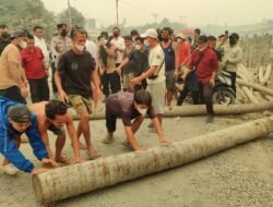 Keluhkan Debu Proyek, Warga Blokade Jalan Trans-Kalimantan