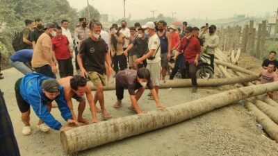 Keluhkan Debu Proyek, Warga Blokade Jalan Trans-Kalimantan