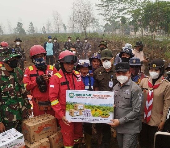 GAPKI Kalbar Bantu Logistik Relawan Damkar Karhutla