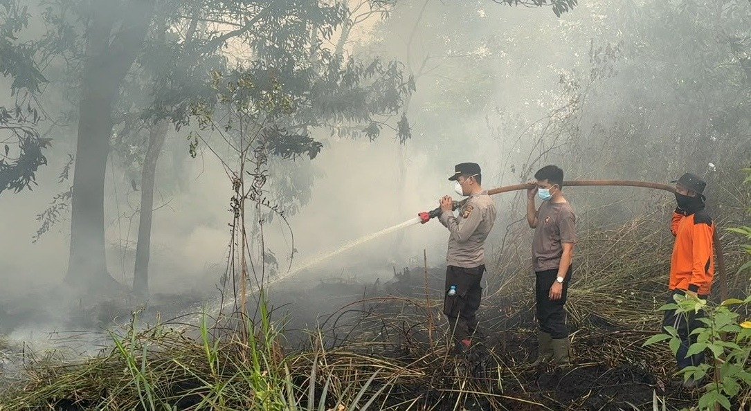 Hujan Buatan Turun, Api Muncul Dari Dalam Gambut
