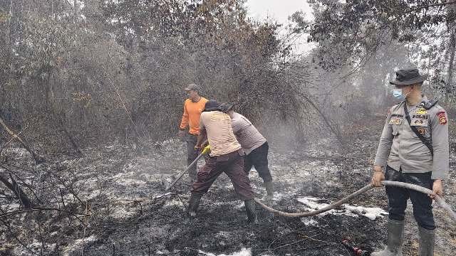 Hujan Masih Timbulkan Asap. Tim Suntikan Tanah Gambut Dengan X-Fire