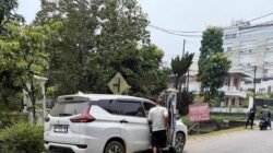 Pengemudi Mobil Parkir Sembarangan di Jalan Waru Marah Ditegur Ketua RT