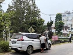 Pengemudi Mobil Parkir Sembarangan di Jalan Waru Marah Ditegur Ketua RT