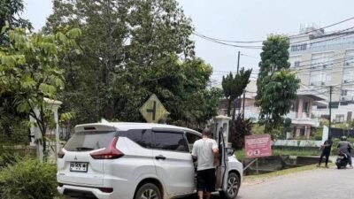 Pengemudi Mobil Parkir Sembarangan di Jalan Waru Marah Ditegur Ketua RT