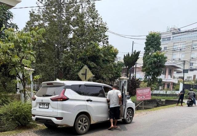 Pengemudi Mobil Parkir Sembarangan di Jalan Waru Marah Ditegur Ketua RT
