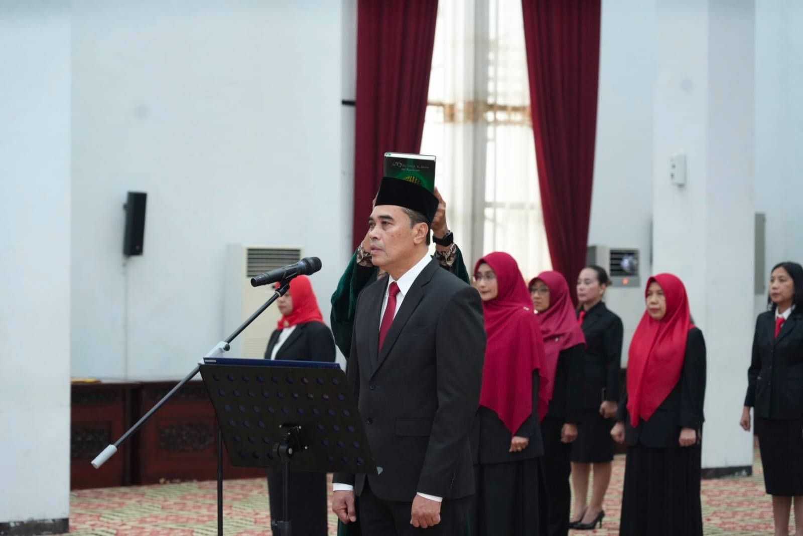 Hendra Jabat Pj Sekda Kalbar. Ini Pesan Penting Ria Norsan