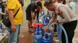 Dewan Kubu Raya Berikan Bantuan Air Bersih