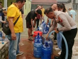 Dewan Kubu Raya Berikan Bantuan Air Bersih