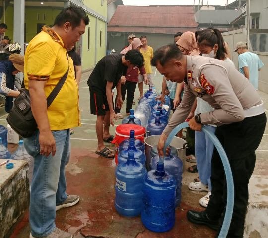 Dewan Kubu Raya Berikan Bantuan Air Bersih