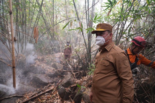 Heli Chinook Jepang Padamkan Karhutla di Hutan Lindung Ketapang dan KKU Terbakar