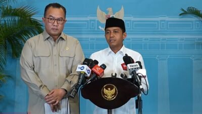 Menteri Kehutanan Raja Juli Antoni didampingi Kepala BRIN Arif Satria saat konfrensi pers tentang pembentukan Badan Pengelola Gambut dan Mangrove Nasional (BPGMN) untuk mencegah terjadinya kebakaran hutan dan lahan (karhutla) pada Kamis (24/9/2026). Foto: ist/berkatnewstv