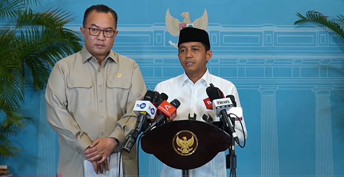 Menteri Kehutanan Raja Juli Antoni didampingi Kepala BRIN Arif Satria saat konfrensi pers tentang pembentukan Badan Pengelola Gambut dan Mangrove Nasional (BPGMN) untuk mencegah terjadinya kebakaran hutan dan lahan (karhutla) pada Kamis (24/9/2026). Foto: ist/berkatnewstv