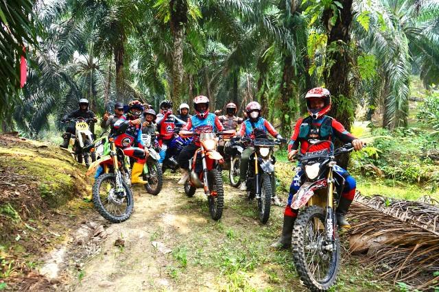 787 Rider Trabas Medan di Sanggau