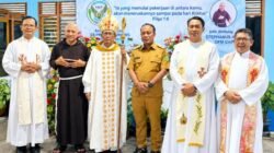 HUT ke-64 Bruder Stephanus Paiman, OFM.Cap pada Senin (28/9/2026) malam di Sekretariat FRKP digelar syukuran diawali dengan misa yang dipimpin Administrator Apostolik Keuskupan Agung Pontianak dan Uskup Sintang, Mgr Samuel Oton Sidin OFMCap dan juga dihadiri Wakil Gubernur Kalbar, Krisantus Kurniawan. Foto: ist/berkatnewstv