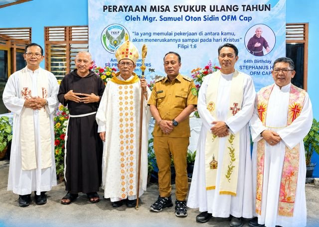 HUT ke-64 Bruder Stephanus Paiman, OFM.Cap pada Senin (28/9/2026) malam di Sekretariat FRKP digelar syukuran diawali dengan misa yang dipimpin Administrator Apostolik Keuskupan Agung Pontianak dan Uskup Sintang, Mgr Samuel Oton Sidin OFMCap dan juga dihadiri Wakil Gubernur Kalbar, Krisantus Kurniawan. Foto: ist/berkatnewstv
