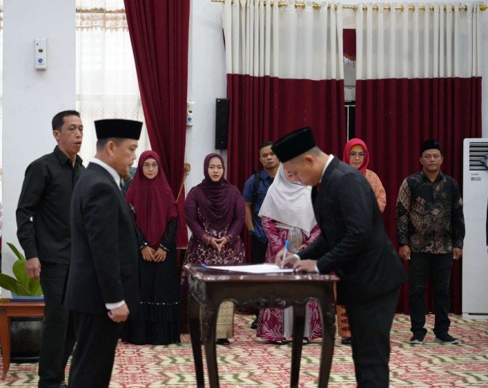 Gubernur Kalbar Ria Norsan saat melantik dan mengambil sumpah jabatan pimpinan BAZNAS Kalbar pada Jumat (9/1/2026). Namun, salah satu pimpinan BAZNAS Provinsi Kalimantan Barat berinisial AR diduga telah menggunakan ijazah palsu S1 saat mengikuti proses seleksi. Foto: berkatnewstv