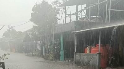 Setelah dilanda kemarau panjang, beberapa daerah di Kalimantan Barat mulai diguyur hujan dengan intesitas ringan, sedang hingga tinggi sejak Minggu hingga Selasa (15/9/2026). Seperti di Pontianak dan Kubu Raya. Foto: berkatnewstv