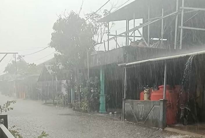 Setelah dilanda kemarau panjang, beberapa daerah di Kalimantan Barat mulai diguyur hujan dengan intesitas ringan, sedang hingga tinggi sejak Minggu hingga Selasa (15/9/2026). Seperti di Pontianak dan Kubu Raya. Foto: berkatnewstv