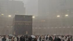 Hujan Turun di Makkah Usai Ashar, Jamaah Sambut Gembira