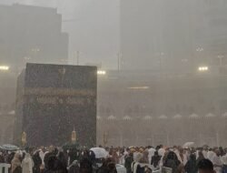 Hujan Turun di Makkah Usai Ashar, Jamaah Sambut Gembira