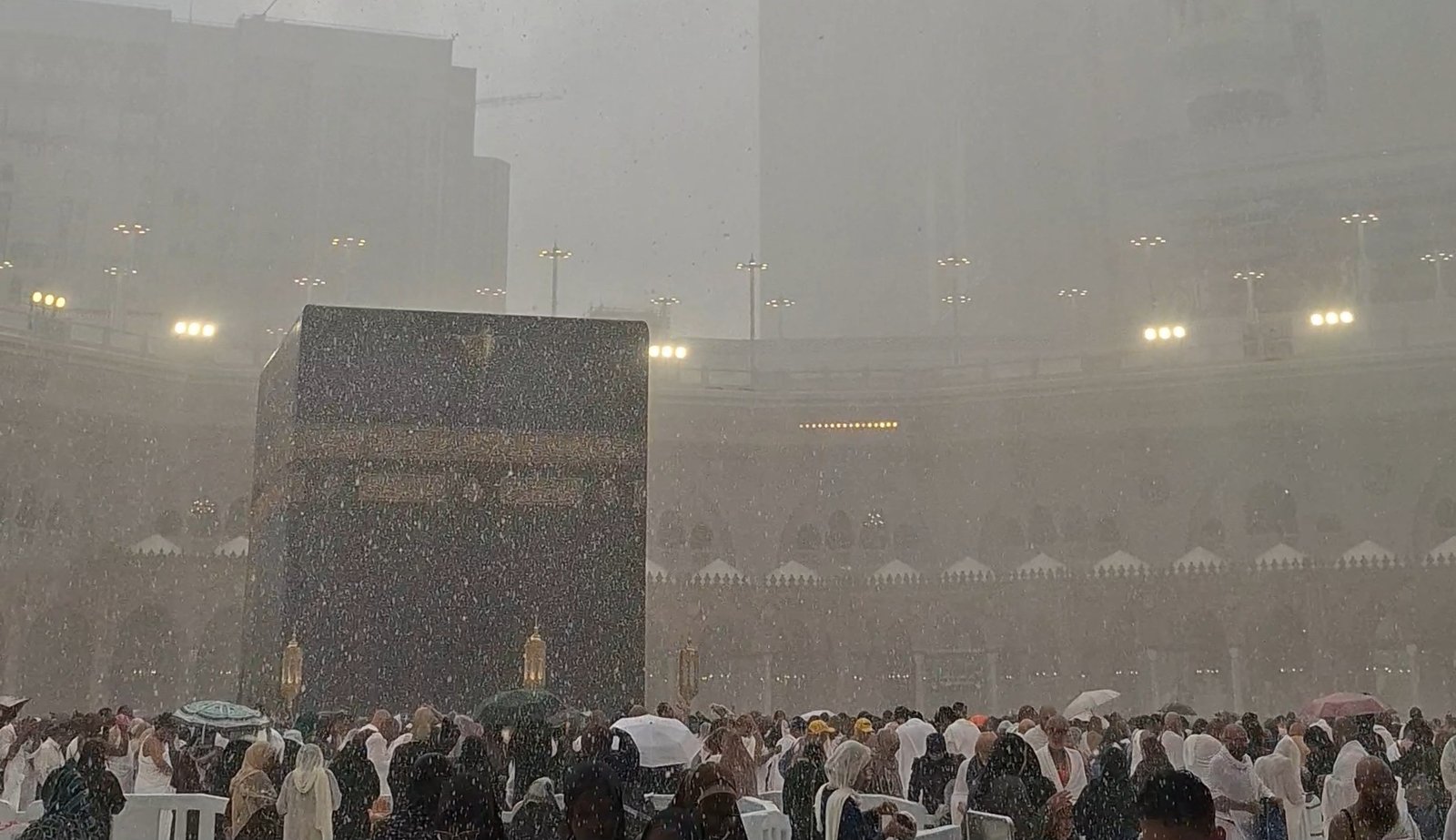 Hujan Turun di Makkah Usai Ashar, Jamaah Sambut Gembira