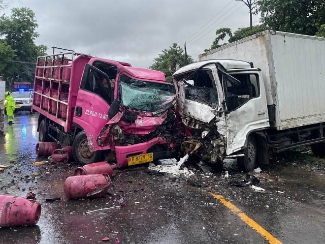 Dua Truk Adu Banteng, Supir Tewas di Tempat