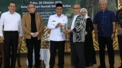 Wakil Gubernur Kalimantan Barat, Krisantus Kurniawan, saat peluncuran buku Dayak - Melayu Satu Darah, Dua Dunia di Rumah Melayu Pontianak pada Rabu (28/10/2026) malam. Foto: ist/berkatnewstv