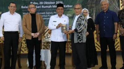 Wakil Gubernur Kalimantan Barat, Krisantus Kurniawan, saat peluncuran buku Dayak - Melayu Satu Darah, Dua Dunia di Rumah Melayu Pontianak pada Rabu (28/10/2026) malam. Foto: ist/berkatnewstv