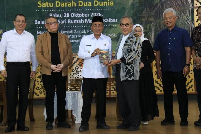 Wakil Gubernur Kalimantan Barat, Krisantus Kurniawan, saat peluncuran buku Dayak - Melayu Satu Darah, Dua Dunia di Rumah Melayu Pontianak pada Rabu (28/10/2026) malam. Foto: ist/berkatnewstv
