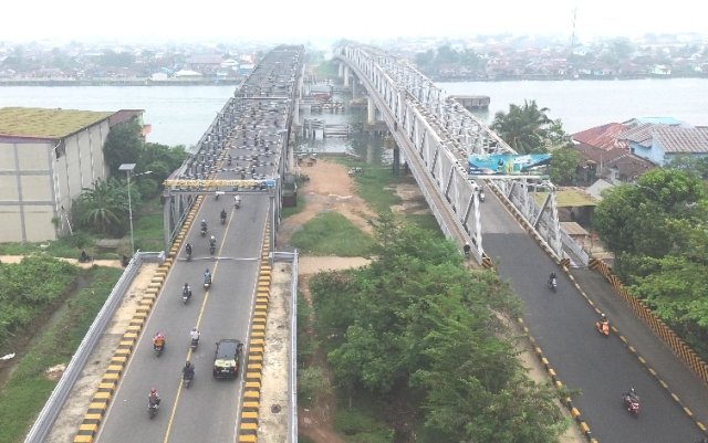 Kendaraan yang diperbolehkan lewat Duplikasi Jembatan Kapuas 1 yakni kendaraan roda 4, pick up/Engkel bermuatan dan kendaraan roda 6 kosong/tanpa muatan. Kendaraan angkutan barang roda enam bermuatan diarahkan melintasi Jembatan Kapuas II dari wilayah Kubu Raya menuju Kota Pontianak. Sementara untuk waktunya yang diperbolehkan lewat yaitu saat pagi hari mulai pukul 08.00-15.00 wib dan malam hari mulai pukul 19.00-05.00 wib. Foto: ist/berkatnewstv