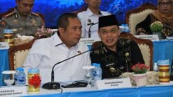 Kabareskrim Polri Komjen Pol. Asep Safrudin bersama Gubernur Kalbar Ria Norsan saat konfrensi pers penegakan karhutla, Kamis (29/10/2026). Kesempatan itu Mabes Polri rekomendasikan pencabutan ijin korporasi tersangka karhutla. Foto: rob/berkatnewstv