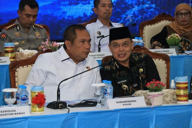 Kabareskrim Polri Komjen Pol. Asep Safrudin bersama Gubernur Kalbar Ria Norsan saat konfrensi pers penegakan karhutla, Kamis (29/10/2026). Kesempatan itu Mabes Polri rekomendasikan pencabutan ijin korporasi tersangka karhutla. Foto: rob/berkatnewstv