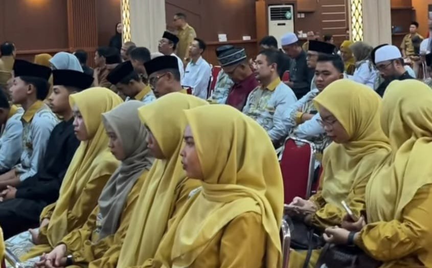 Kafilah Kubu Raya yang keluar sebagai juara umum MTQ ke XXXIV Tingkat Provinsi Kalimantan Barat di Kayong Utara pada waktu lalu mendapat bonus diberangkatkan umroh oleh Pemkab Kubu Raya. Foto: dian/berkatnewstv