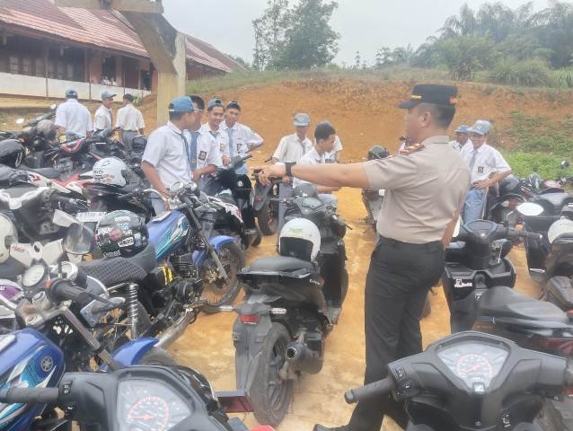 Kapolsek Menyuke menemukan sebanyak 16 unit sepeda motor milik siswa SMAN 1 Menyuke yang menggunakan knalpot tidak sesuai spesifikasi teknis atau knalpot brong, Senin (26/10/2026). Foto: ist/berkatnewstv