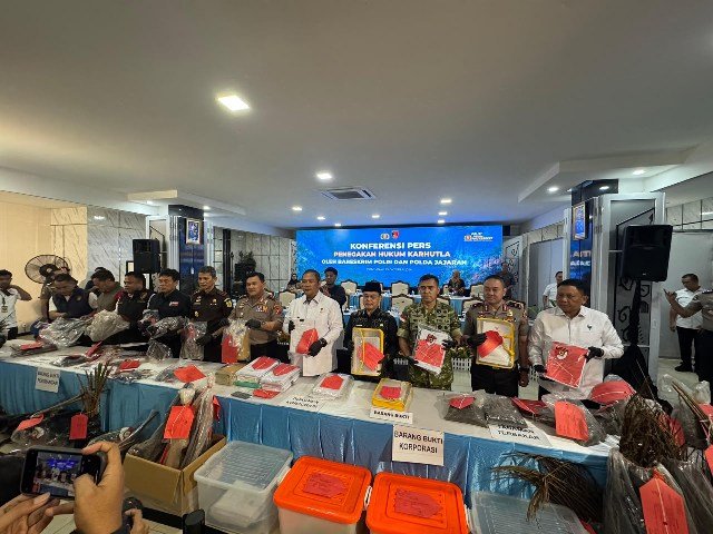 Kabareskrim Komjen Pol Asep Syafrudin didampingi Gubernur Kalbar, Kejati Kalbar, Pangdam XII/Tpr, Dirjen Gakkum Kemenhut menunjukan bukti dokumen karhutla yang terjadi di areal konsesi, kamis (29/10/2026). Alhasil, penyidik Bareskrim Polri merekomendasikan pencabutan izin usaha terhadap 23 korporasi lantaran terjadi karhutla di areal konsesinya. Foto: rob/berkatnewstv