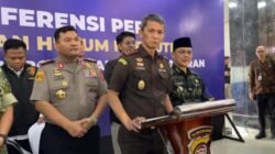 Kepala Kejaksaan Tinggi Kalbar, Emilwan Ridwan saat konfrensi pers di Mapolda Kalbar pada Kamis (29/10/2026) mengungkapkan pihaknya telah menangani sebanyak 58 kasus karhutla di Kalbar terdiri dari 33 kasus dengan tersangka korporasi dan 25 perkara dengan tersangka perorangan. Foto: rob/berkatnewstv