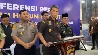 Kepala Kejaksaan Tinggi Kalbar, Emilwan Ridwan saat konfrensi pers di Mapolda Kalbar pada Kamis (29/10/2026) mengungkapkan pihaknya telah menangani sebanyak 58 kasus karhutla di Kalbar terdiri dari 33 kasus dengan tersangka korporasi dan 25 perkara dengan tersangka perorangan. Foto: rob/berkatnewstv