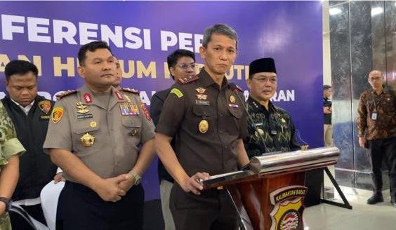 Kepala Kejaksaan Tinggi Kalbar, Emilwan Ridwan saat konfrensi pers di Mapolda Kalbar pada Kamis (29/10/2026) mengungkapkan pihaknya telah menangani sebanyak 58 kasus karhutla di Kalbar terdiri dari 33 kasus dengan tersangka korporasi dan 25 perkara dengan tersangka perorangan. Foto: rob/berkatnewstv