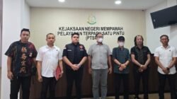 Penyidik Unit III Tindak Pidana Korupsi (Tipidkor) Satreskrim Polres Kubu Raya menyerahkan dua tersangka berinisial SO (54) dan FY (56), berikut barang bukti, kepada Kejaksaan Negeri Mempawah setelah berkas perkara dinyatakan lengkap, Jumat (30/10/26). Foto: st/berkatnewstv