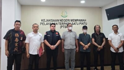 Penyidik Unit III Tindak Pidana Korupsi (Tipidkor) Satreskrim Polres Kubu Raya menyerahkan dua tersangka berinisial SO (54) dan FY (56), berikut barang bukti, kepada Kejaksaan Negeri Mempawah setelah berkas perkara dinyatakan lengkap, Jumat (30/10/26). Foto: st/berkatnewstv