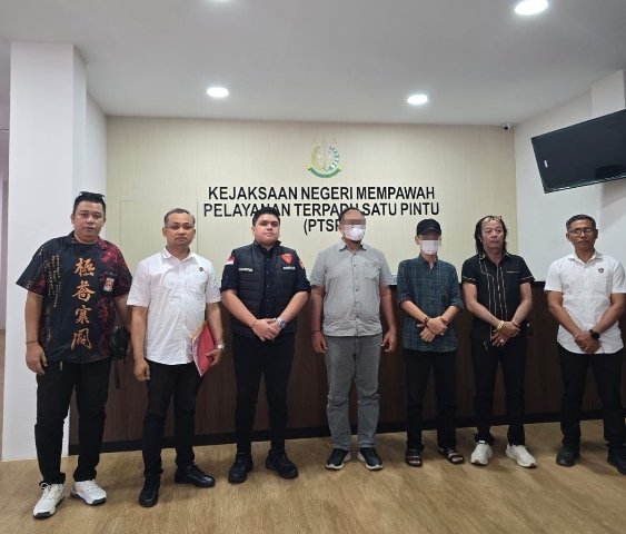 Penyidik Unit III Tindak Pidana Korupsi (Tipidkor) Satreskrim Polres Kubu Raya menyerahkan dua tersangka berinisial SO (54) dan FY (56), berikut barang bukti, kepada Kejaksaan Negeri Mempawah setelah berkas perkara dinyatakan lengkap, Jumat (30/10/26). Foto: st/berkatnewstv